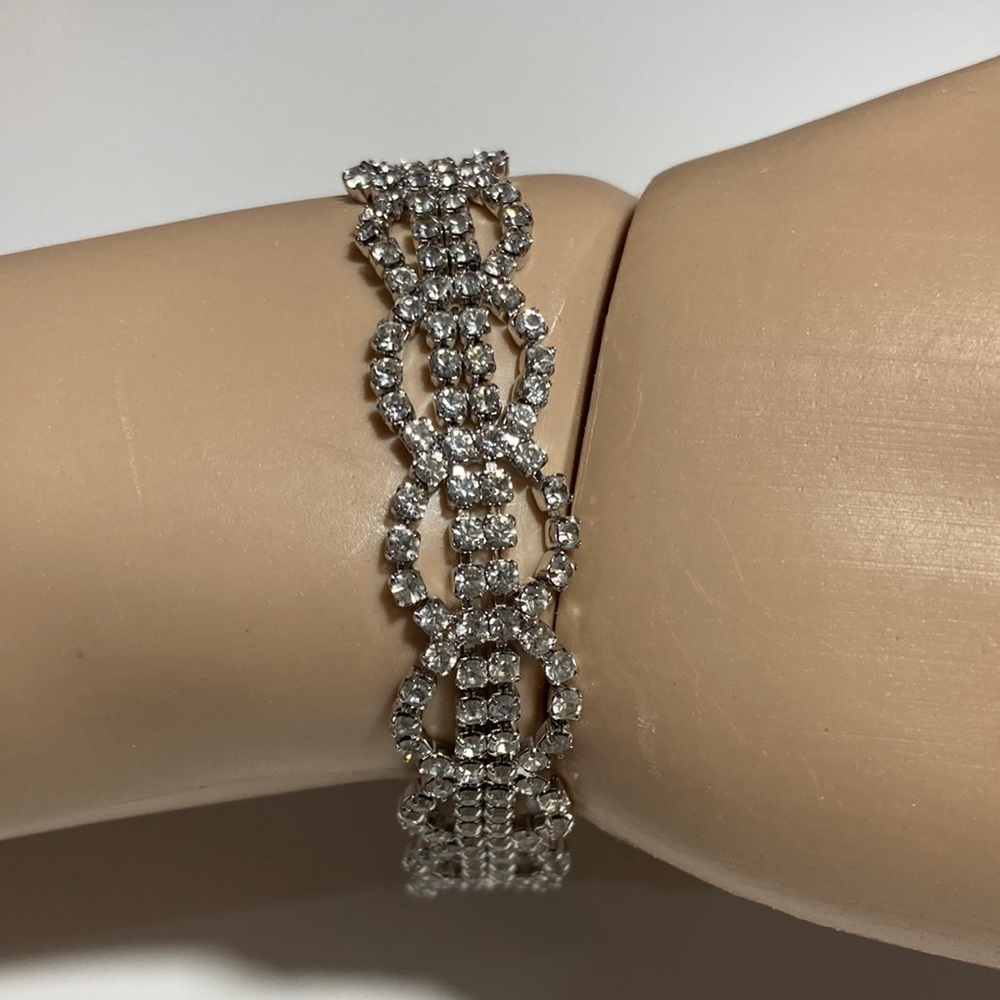VINTAGE SILVERTONE AND RHINESTONE BRACELET